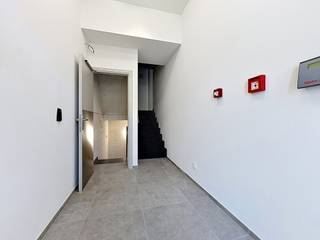 WE INVEST HAUTE SENNE a le plaisir de vous présenter ce magnifique appartement neuf à la location !<br /><br />Idéalement situé Chaussée de Braine 42 à Soignies, à proximité immédiate du centre-ville et de toutes les commodités, ce superbe appartement de ± 110 m² vous séduira par ses volumes généreux, sa luminosité exceptionnelle et la qualité de ses finitions.<br /><br />Situé au 1er étage d’une résidence neuve, ce bien offre un vaste séjour baigné de lumière, créant un espace de vie chaleureux et convivial. La cuisine super équipée, parfaitement intégrée à l’ensemble, séduira les amateurs de confort et de modernité.<br /><br />L’appartement dispose de deux belles chambres, d’une salle de douche contemporaine ainsi que d’une grande buanderie/rangement particulièrement pratique.<br /><br />Vous profiterez également d’une agréable terrasse, d’une cave privative ainsi que d’un emplacement de parking.<br /><br />Construit avec des matériaux de qualité et bénéficiant d’excellentes performances énergétiques, ce bien est équipé d’un chauffage central au gaz garantissant un confort optimal au quotidien.<br /><br />PEB A : 20260420517991<br /><br />Loyer : 1.050 €/mois<br />Charges communes : 55 €/mois<br /><br />Garantie locative : 2 mois de loyer<br /><br />Libre immédiatement.<br /><br />Une opportunité rare pour les personnes à la recherche d’un logement moderne, spacieux et confortable dans un environnement privilégié.<br /><br />À visiter sans tarder !<br /><br />Pour toute information complémentaire ou pour organiser une visite, n'hésitez pas à contacter Alexandre au 0499/50.16.37 ou par e-mail à l'adresse .