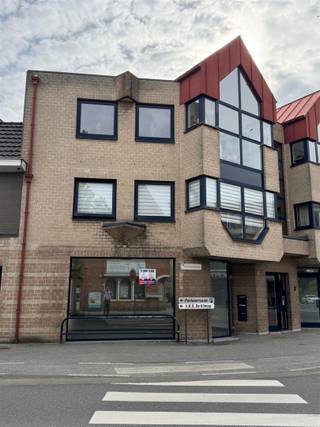 Handelspand te Sint-Gillis-WaasOp de hoek van de Herenstraat en de Kronenhoekstraat bevindt zich dit gezellige opgefriste handelspand. Het handelspand bestaat uit een commerciële ruimte, een afzonderlijk toilet met lavabo, een eetplaats en keuken. De keuken is uitgerust met een dampkap, oven en diepvriezer Daarnaast is er nog een koertje dat gemeenschappelijk gebruikt wordt met de buren. Dit handelspand is ideaal voor de uitbating van een winkel of als kantoorruimte in de mooie gemeente Sint-Gillis-Waas. Geen nachtwinkel ,geen kapper of geen horeca .