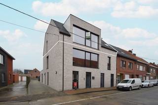 <span><span>Ontdek dit prachtig nieuwbouwappartement gelegen aan de Grote Veldstraat 31 te Staden. Dit moderne appartement combineert comfort, energiezuinigheid en een uitstekende ligging in het hart van de gemeente, vlak bij winkels, scholen en openbaar vervoer.<br /><br /><strong><u>Indeling van het appartement:</u></strong><br /><em>Inkomhal - apart gastentoilet met handwasbakje - afzonderlijke berging met voorzieningen voor wasmachine/droogkast - lichtrijke leefruimte gekoppeld aan het zongerichte terras (11 m<sup>2</sup>) - volledig ingerichte keuken met kookeiland en vitro-keramische kookplaat, dampkap, combi-oven, vaatwas, ingebouwde koelkast en een spoelbak - badkamer uitgerust met een dubbele wastafel en douche - 3 slaapkamers. </em><br /><br />Mogelijkheid tot het huren van een zeer ruime garagebox aan de achterzijde van de residentie.<br /><br />Beschikbaar vanaf januari 2026.<br />EPC in aanvraag.</span></span><br /><br /><span><span>Bent u op zoek naar een prachtig en ruim appartement met 3 slaapkamers en een <strong>zongerichte tuin of terras</strong>, gelegen in een kleinschalige residentie? Plan dan snel uw afspraak!<br /><strong>Contacteer ons op het nummer 051 50 11 51 of per mail via diksmuide@diksimmo.be.</strong></span></span>