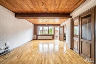 Ontdek dit aangename appartement met 2 slaapkamers, gelegen in een rustige en residentiële wijk van Halle.
Via de inkomhal betreedt u het appartement, die toegang geeft tot de ruime en lichtrijke leefruimte. Aansluitend bevindt zich de keuken. Verder beschikt het appartement over twee comfortabele slaapkamers en een recent gerenoveerde badkamer.
Een extra troef zijn de balkons aan zowel de voor- als achterzijde van het appartement, waardoor u op elk moment van de dag van een aangename buitenruimte kunt genieten.
In de vraagprijs zijn bovendien een garage en een ondergrondse berging inbegrepen.
Het appartement is uitgerust met een alarmsysteem en geniet van een gunstige ligging in een rustige woonomgeving, met alle nodige voorzieningen binnen handbereik.