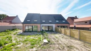 <span><span><strong>MONO</strong><br />Residentieel wonen in het rustige Bovekerke (op de kruising van Kortemark, Diksmuide en Koekelare) op een groot perceel met west-oriëntatie.<br /><br /><strong>MONO is een kleinschalig en uiterst energiezuinig nieuwbouwproject</strong> bestaande uit 3 gekoppelde woningen in pastoriestijl gelegen langs de Noordstraat en één moderne villa gelegen langs Moscou. Alle woningen worden opgeleverd met 3 ruime slaapkamers (mogelijkheid tot het inrichten van een vierde slaapkamer bij de gekoppelde woningen), parkeergelegenheid en mogelijkheid tot het plaatsen van een carport. <br /><br /><strong>Comfort, energiezuinigheid, kwaliteit en een unieke ligging </strong>zijn de eigenschappen van deze kleinschalige realisatie.<br /><br />Tijdens de ontwerpfase werd veel aandacht geschonken aan enerzijds de energiezuinigheid en anderzijds het wooncomfort van de bewoners:</span></span>
<ul>
<li><strong><span><span>Praktische indeling;</span></span></strong></li>
<li><strong><span><span>veel lichtinval;</span></span></strong></li>
<li><strong><span><span>smart air systeem, zowel verwarming als koeling (airco);</span></span></strong></li>
<li><strong><span><span>warmtepomp met zonnepanelen; </span></span></strong></li>
<li><strong><span><span>…</span></span></strong></li>
</ul>
<span><span>Op deze manier is het zowel binnen als buiten aangenaam vertoeven.<br /><br /><u><strong>Indeling:</strong></u> Op het gelijkvloers bevinden zich de mooie inkomhal met gastentoilet en de grote leefruimte met open keuken gekoppeld aan een erg ruime keukenberging. Op de eerste verdieping beschikt de woning over 3 zeer ruime slaapkamers, een badkamer (inloopdouche, dubbele lavabo en mogelijkheid tot het plaatsen van een ligbad) en afzonderlijk toilet op de gang. De woning biedt de mogelijkheid om een vaste trap te plaatsen naar de tweede verdieping, waar u tevens een extra slaapkamer of hobbykamer kan inrichten.<br /><br />Een carport zal vergund worden en kan op vraag gerealiseerd worden bij de halfopen bebouwingen, de gesloten woning beschikt over een parkeerplaats voor de woning.<br /><br /><strong>Woning:</strong> Gerealiseerd op een ruim perceel van <strong>533,12m² </strong>en maar liefst ca. 160 m<sup>2</sup> aan bewoonbare oppervlakte (excl. zolder).<br /><br /><strong>Wat maakt MONO uniek:</strong></span></span>
<ul>
<li><span><span>Energiezuinig project (smart air systeem met warmtepomp (l/l), zonnepanelen per woning,…);</span></span></li>
<li><span><span>kleinschalig project;</span></span></li>
<li><span><span>rustige ligging;</span></span></li>
<li><span><span>kwalitatieve architectuur en materiaalkeuze;</span></span></li>
<li><span><span>...</span></span></li>
</ul>
<span><span><em>De oplevering van dit nieuwbouwproject is voorzien 1 jaar na start werken. Start werken in functie van voorverkoop (vraag info op bij makelaar). </em></span><br /><br /><span><strong>Bent u op zoek naar een unieke nieuwbouwwoning in landelijke stijl of een moderne alleenstaande villa? Plan dan snel uw afspraak! Contacteer ons op het nummer 051 50 11 51 of via diksmuide@diksimmo.be.</strong></span></span>