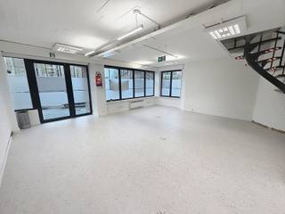 This office or practice space in Dilbeek is located in the city centre on the ground floor, ideal for professional or medical use. With a...