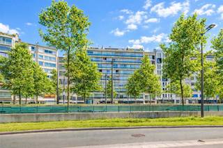 <p><span>Deze </span><span>leuke gerenoveerde studio</span><span> staat te koop op de Italiëlei, pal in het </span><span>centrum van Antwerpen</span><span>, op wandelafstand van de Meir, het Operaplein, het Eilandje, het Centraal Station en de studentenbuurt met alle universiteiten en hoge scholen. Qua locatie kan je hier niet beter zitten.</span></p><p><span> </span></p><p><span>De studio werd </span><span>in 2025 volledig gerenoveerd</span><span> en is dus instapklaar. Ideaal als investering, voor eigen bewoning of studerende kinderen.</span></p><p><span> </span></p><p><span>Indeling</span></p><p><span>- gelegen op de 4de verdieping</span></p><p><span>- inkomhal met ingemaakte kast</span></p><p><span>- leefruimte en slaaphoek</span></p><p><span>- schuifraam en balkonterrasje</span></p><p><span>- keuken met kastruimte en toestellen</span></p><p><span>- badkamer met inloopdouche, toilet en lavabomeubel</span></p><p><span> </span></p><p><span>Algemeen gebouw</span></p><p><span>- lift aanwezig</span></p><p><span>- fietsenberging</span></p><p><span>- afvalberging</span></p><p><span> </span></p><p><span>Bijzonderheden</span><span>:</span></p><p><span>- centrale ligging in het centrum</span></p><p><span>- zonnig balkonterrasje</span></p><p><span>- dubbele beglazing PVC</span></p><p><span>- conforme elektriciteit</span></p><p><span>- momenteel verhuurd sinds 2013 voor 717,95 euro per maand (inclusief onkosten, electra en telenet)</span></p><p><span> </span></p><p><span>Ben jij geïnteresseerd in deze studio te koop in Antwerpen, ben je op zoek naar ander vastgoed, een investering of wens je de waarde van jouw eigendom te kennen? Dan ben je bij BOLT immo aan het juiste adres! Wij helpen jou graag verder.</span><span> </span></p>