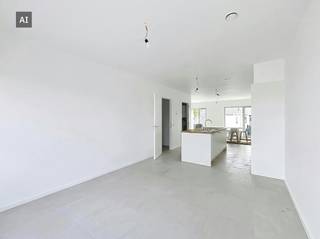 Dit instapklare nieuwbouwappartement bevindt zich op de tweede verdieping van het prestigieuze woonproject Kolenkaai in Brugge. Je woont hier in een groene oase vlak bij het Baron Ruzettepark, met de historische Brugse binnenstad, lokale handelaars en openbaar vervoer op wandel- en fietsafstand. Een perfecte combinatie van rustig, duurzaam wonen en de levendigheid van de stadsrand.<br /><br />Indeling:<br /><br />-1°V:<br />- Ondergrondse autostaanplaats <br />- Gemeenschappelijke fietsenstalling<br /><br />2°V: (ca. 80 m²)<br />- Inkomhal met apart gastentoilet <br />- Ruime en lichtrijke leefruimte met een naadloos aansluitende open keuken. De keuken is kwalitatief afgewerkt en voorzien van alle comfort: combi-oven, koelkast, vaatwasser, kookplaat en dampkap.<br />- Praktische berging met aansluiting voor een wasmachine en droogkast <br />- Volwaardige slaapkamer <br />- Strakke badkamer voorzien van een ruime inloopdouche en een badkamermeubel met lavabo <br />- Royaal terras waar je heerlijk kan ontspannen <br /><br />Algemeen:<br /><br />- Huurprijs: € 990,00/maand<br />- Provisie gemeenschappelijke delen: € 75,00/maand<br />- Provisie eigen verbruik (verwarming/koeling/water): €100,00/maand <br />- Beschikbaarheid: Onmiddellijk <br />- Uiterst energiezuinig: voorzien van vloerverwarming én passieve koeling (geothermie)<br />- Volledig geschilderd en voorzien van lichtarmaturen en gordijnrails<br /><br /><br />De snelste manier om een bezoek te brengen aan dit pand? Vraag je bezoek aan via de roze knop op onze website (www.dewaele.com) en je wordt gecontacteerd door onze verhuurexpert Steffi.<br /><br />Telefonisch kunnen er geen afspraken gemaakt worden. Bij andere vragen kun je ons telefonisch contacteren via 050 444 999.<br /><br />Deze AI-visualisaties zijn bedoeld als inspiratie. Er werd geen rekening gehouden met technische specificaties, stedenbouwkundige voorschriften of de concrete mogelijkheden tot realisatie.