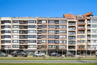Dit groot (woon)appartement is goed en zonnig gelegen op de Graaf d'Ursellaan te Knokke-Heist.<br /><br />Indeling: Grote inkomhall met vestiaire, gastentoilet, ruime lichtrijke leefruimte met open zichten, zuidgericht terras vooraan, volledig ingerichte nieuwe keuken, bergkast met ruimte voor wasmachine en droogkast, twee ruime slaapkamers met inbouwkasten, badkamer met inloopdouche, toilet en lavabo, terras achteraan met bergkast.<br /><br />Volledig vernieuwd met oog voor smaak en detail, elektriciteit conform gekeurd, zeer energiezuinig label A met nieuwe energiezuinige verwarmingsketel.<br />Privatieve kelderberging en fietsenberging aanwezig.<br /><br />Het perfecte tweede verblijf of woonappartement op enkele passen van de zeedijk.<br /><br />Info en bezoek bel Andries De Leyn 0472 53 66 09