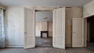 Ruim te renoveren appartement op de tweede verdieping van een charmant gebouw met authentieke lift, gelegen nabij het Centraal Station en de Zoo...