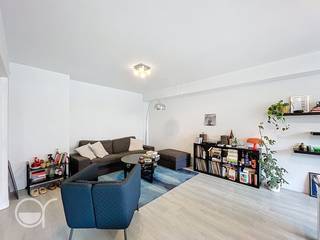 OPGELET: om dit pand te huren of bezichtigen vragen wij steeds eerst een virtueel bezoek te brengen aan het pand. Ga hiervoor naar www.rosseel.be en vul de referentie XH547 in in het veld ‘zoek’ bovenaan rechts. Kies dan ‘360°’. De website helpt je nu verder voor de volgende stappen.<br /><br />Ontdek dit appartement gelegen op de eerste verdieping aan de Bijloke, vlakbij invalswegen, openbaar vervoer, Sint-Pietersstation. Het appartement omvat een inkomhal, aangename woonkamer met volledig geïnstalleerde keuken, gastentoilet, badkamer voorzien van ligbad met douche en dubbele wasbak, twee slaapkamers en terras. Een autostaanplaats en kelderberging zijn bovendien ook inbegrepen in deze huurprijs.<br /><br />De maandelijkse kosten (voorschot) bedragen 180 euro voor: water, sanitair warm water, gas (verwarming) , conciërgie en gemeenschappelijke kosten. Elektriciteit is zelf af te sluiten.<br /><br />Het appartement is beschikbaar vanaf 01/08/2026.