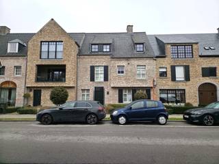 Dit instapklare en kwaliteitsvol afgewerkte appartement geniet van een centrale ligging vlakbij winkels, horeca en openbaar vervoer. Dankzij de...