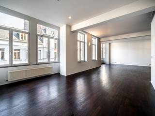 In de onmiddellijke omgeving van het Zavelplein, in een gebouw uit 1895, volledig gerenoveerd appartement met een bruto oppervlakte volgens EPC van ± 115 m² met twee slaapkamers.<br /><br />Gelegen op de tweede verdieping van een gebouw in Vlaamse neorenaissancestijl, komt het appartement uit op een inkomhal met vestiaire en gastentoilet en leidt naar de woon-/eetkamerruimte met een oppervlakte van ± 55 m² met twee loggia’s en hoge plafonds en een aparte volledig ingerichte keuken met roestvrijstalen werkblad. Het slaapgedeelte bestaat uit een nachthal met geïntegreerde kleedkamer die leidt naar twee slaapkamers van ± 10 m² en 14 m² die een complete badkamer in Cascaïs-steen delen met ligbad, douche en toilet.<br /><br />Andere: lift, parketvloer en blauwe steen uit Henegouwen in de keuken, waterontharder, individuele verwarming, wasmachine, gepantserde deur, kelder, gemeenschappelijke kosten: 230 EUR. EPC: D-<br /><br />De Zavelwijk is een charmante en typisch Brusselse wijk. Met zijn bekende merken staat het bekend om zijn prachtige gebouwen, zijn talrijke winkels, antiquairs, kunstgalerijen, restaurants en transportfaciliteiten.<br /><br />Voor meer informatie kunt u contact opnemen met Laurence Ballaux op +32 (0) 2 640 08 01.