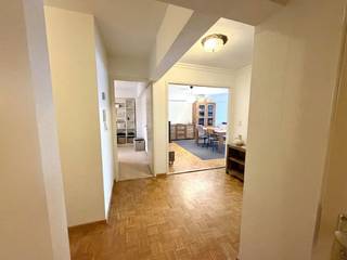 Bent u op zoek naar een ruim en comfortabel appartement om te huren op een absolute toplocatie? Dit aantrekkelijke pand is te huur aan de charmante Sint-Katarinalaan in Hasselt. Gelegen in een aangename, residentiële wijk geniet u hier van een vlotte verbinding met het bruisende stadsleven, scholen, winkels en het openbaar vervoer in en rond Hasselt.<br /><br />Indeling <br /><br />Verdiep +1: <br />- inkomhal<br />- woonkamer<br />- keuken<br />- 3 slaapkamers<br />- badkamer<br />- toilet <br />- 2 terrassen <br /><br />verdiep -1: <br />Kelderbering (nr. 21)<br /><br />De snelste manier om een bezoek te brengen aan dit appartement? Vraag je bezoek aan via de rode knop op onze website (www.dewaele.com).<br /><br />Telefonisch kunnen er geen afspraken gemaakt worden. Bij andere vragen kun je ons telefonisch contacteren via 011 30 50 50