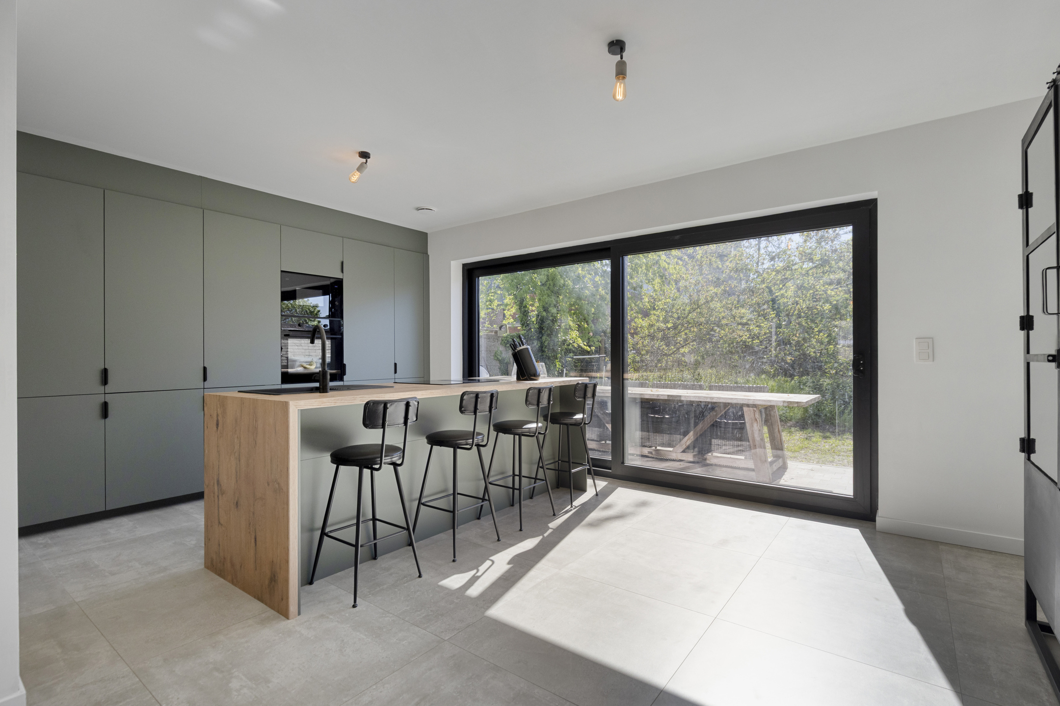 Trendy en lichtrijke woning met VEEL potentiëel - foto 2