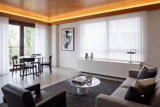 <p><span>2100 DEURNE | APPARTEMENT PRÊT À ÊTRE EMMÉNAGÉ AVEC DEUX CHAMBRES À COUCHER, TERRASSE ET EMPLACEMENT | SITUÉ AU TROISIÈME ÉTAGE D'UN IMMEUBLE AVEC ASCENSEUR | EPC C |</span></p><p><span>L'appartement se compose comme suit : hall d'entrée - séjour avec beaucoup de lumière sur carrelage - cuisine avec beaucoup d'espace de rangement et terrasse - salle de bain avec combinaison bain-douche, lavabo - raccordement pour sèche-linge et machine à laver - 2 chambres à coucher rénovées - toilette séparée - grand débarras. </span></p><p><span>L'appartement est protégé contre l'amiante. </span></p><p><span>Faibles charges fixes mensuelles de 120 euros (police d'assurance, syndic, minuterie et fonds d'épargne). </span></p><p><span>Toutes les charges sont individuelles.</span></p><p><span>Situé dans une impasse d'un quartier résidentiel agréable. A proximité des commerces, des écoles, du parc et des transports en commun.</span></p><p><span> </span></p>