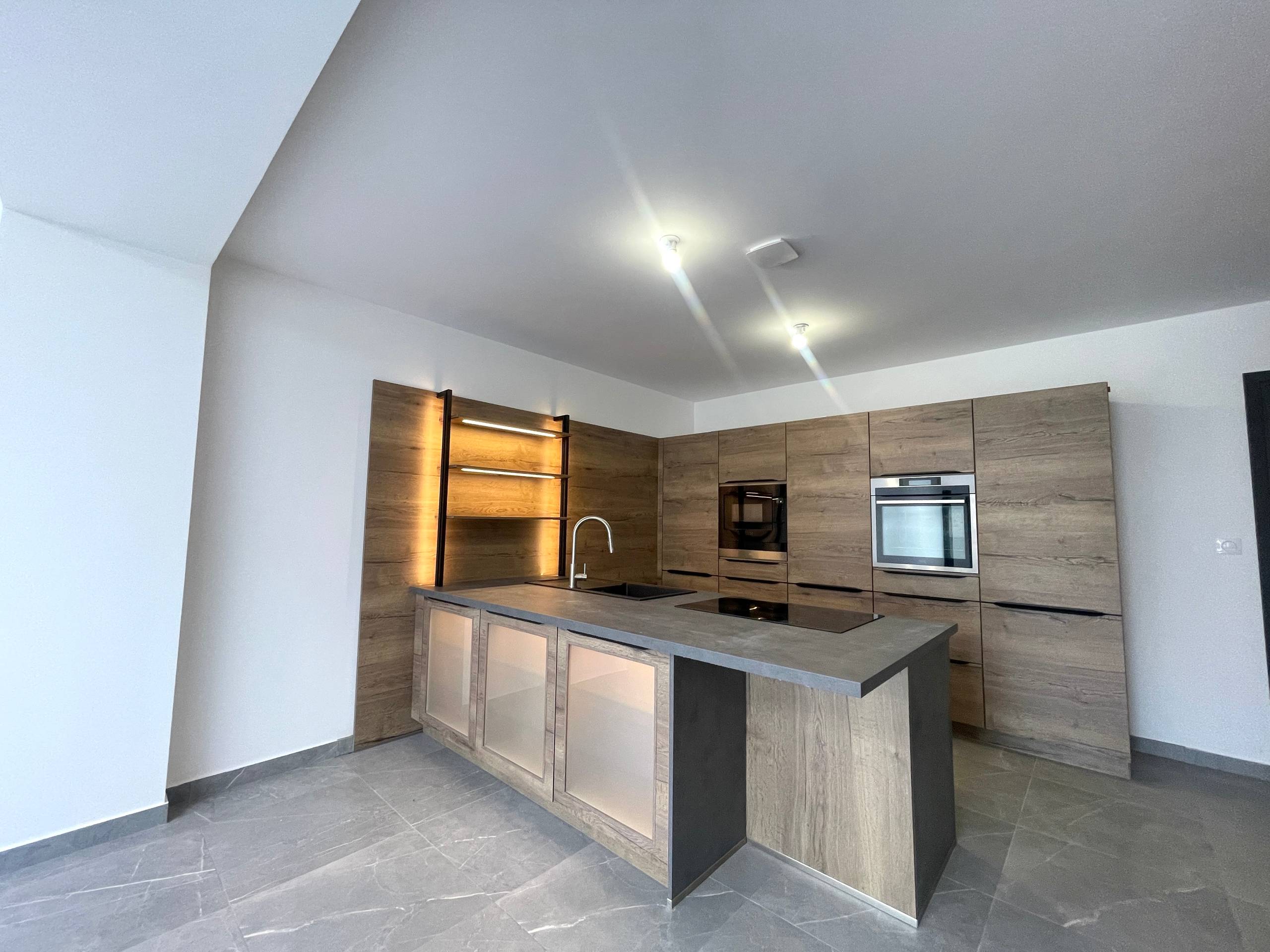 Zeer mooie en ruime gerenoveerde woning met garage en uitweg - foto 4