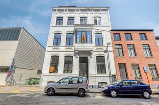 Dit prachtig gerenoveerde appartement bevindt zich in een authentiek herenhuis in het hart van Tienen. Met een bewoonbare oppervlakte van maar liefst 134 m² biedt deze woonst een ideale combinatie van karakter en hedendaags comfort.<br /><br />Het appartement beschikt over een ruime en lichtrijke leefruimte, waar hoge plafonds en charmante elementen zorgen voor een unieke sfeer. De volledig vernieuwde keuken is praktisch ingericht en voorzien van alle nodige toestellen, ook is er nog een keukeneiland geplaatst. Verder zijn er twee volwaardige slaapkamers, perfect geschikt als master bedroom, kinderkamer of thuiskantoor. De moderne badkamer is stijlvol afgewerkt en voorzien van kwalitatieve materialen.<br /><br />Dankzij de grondige renovatie geniet u van een geheel met een gunstige EPC-score C. Gelegen op een toplocatie, vlakbij winkels, horeca en openbaar vervoer, combineert deze eigendom rust, ruimte en bereikbaarheid. Tenslotte is er nog een zeer grote tuin waar het werkelijk heerlijk vertoeven is. Kortom, een ideale woonst voor wie comfortabel wil wonen in een karaktervolle setting, midden in de stad.<br /><br />Contacteer Ben voor meer informatie of een bezoek ter plaatse via ben@sophimo.be of op 0468 58 04 09 !
