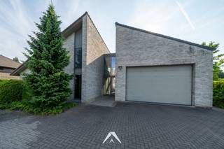 Deze eigentijdse en energiezuinige villa biedt topcomfort op een zuidwestelijk georiënteerd perceel van 1.521 m². Met een vloeroppervlakte van 450...