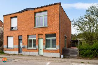 Op een goede locatie te Duffel bevindt zich deze instapklare woning met 2 slaapkamers en terras. U geniet hier van een uitstekende bereikbaarheid, toch vlakbij winkels, eet-en drankgelegenheden, scholen en het openbaar vervoer. Gelegen op een boogscheut van Mechelen en Lier en met een goede verbinding naar E19 richting Antwerpen en Brussel.<br /><br />We betreden de woning via de inkomhal met vestiaire en apart gastentoilet. De woonkamer geniet van veel lichtinval en kunt u inrichten met een aparte eetplaats en gezellige zithoek. Aansluitend bevindt zich de keuken de welke is voorzien van de voornaamste toestellen en daarnaast ook toegang biedt tot het terras. Via de nachthal op de eerste verdieping bereikt u 2 ruime slaapkamers en de badkamer, uitgerust met dubbele lavabo, een douchebad en een toilet. Tot slot is de woning nog voorzien van een ruime kelder en een aangenaam terras waarop u steeds in alle rust en privacy kan genieten van het mooie weer.<br /><br />Dit is een uitstekende opportuniteit als u op zoek bent naar een instapklare woning op een goede locatie te Duffel. Contacteer ons voor meer informatie op +32 479/47.09.61 of neem een kijkje op www.boonstravastgoed.be. <br /><br />Bijzonderheden: <br />- Instapklaar<br />- Goede locatie<br />- 2 slaapkamers