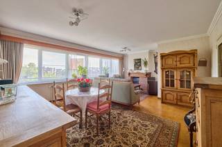 <strong>Ruim appartement met drie slaapkamers - incl. kelderberging en garagebox.<br /></strong><span>Zeer centraal gelegen aan de Van Eycklaan 128 nabij het centrum van Maaseik</span><span>. Dit op te frissen appartement van 104m² (bron: EPC) is gelegen op de derde verdieping van de verzorgde residentie "Meurkenshof" (bouwjaar 1970). Praktisch ingedeeld appartement met veel potentieel, ideaal om volledig naar eigen smaak in te richten. Terras aan de voorzijde met zuidelijke oriëntatie.</span><br /><br /><span>De gemeenschappelijke inkomhal leidt ons naar alle verdiepen via de trap of de lift.<br /><br /><span>Derde verdieping</span>:<br />Het appartement omvat een ruime inkomhal die toegang geeft tot alle vertrekken. De leefruimte bevindt zich aan de voorzijde van het gebouw en is ingedeeld in een gezellige zit-en eethoek. De aparte keuken grenst aan de living en via de keuken bereik je ook het terras met zicht op straat.<br /><br />Er zijn 3 slaapkamers aanwezig, gelegen aan de achterzijde van het gebouw. De badkamer omvat een meubel met enkele lavabo en ligbad met douchecombinatie. Apart toilet op de hal.<br /><br />Inclusief kelderberging en garagebox (twee wagens achter elkaar parkeren mogelijk) aan de achterzijde van het gebouw.</span><br /><br /><span>Het appartement wordt op stookolie verwarmd via een gemeenschappelijke CV-ketel.<br />Energiezuinig met label B en een waarde van 162kWh/(m²/jaar). Aluminium ramen met dubbele beglazing en rolluiken. <br />De elektriciteitskeuring is niet conform. <br />Het asbestattest is asbestveilig bevonden, maar niet asbestvrij. Vermelde keuringen zijn te bekijken onder "downloads".</span><br /><br /><span>Op zoek naar een centraal gelegen appartement in Maaseik? Contacteer ons vandaag nog om een afspraak in te plannen. </span><br /><br /><span>Wij ontzorgen je ook voor de </span><strong>verkoop</strong><span> van je </span><strong>huidige woning</strong><span>! Voor meer uitleg helpen we je graag verder.</span>