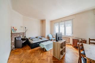 We Invest heeft het genoegen deze gelijkvloerse woning voor renovatie aan te bieden, gelegen aan de Jubellaan 65 in Brussel.<br /><br />Dit pand is een zeldzame kans op de markt, zowel als belegging in huur als als eerste koper. Het is momenteel verhuurd op basis van een langlopend huurcontract, wat onmiddellijk rendement en huurzekerheid biedt.<br /><br />Het appartement heeft 59 m² woonoppervlakte en bestaat uit: een hal die leidt naar een grote, lichte en goed ingerichte woonkamer van 24 m², een aparte keuken van 9 m² met directe toegang tot een balkon van 3 m², een comfortabele slaapkamer van 14 m², een badkamer met bad (3 m²) en een apart toilet.<br /><br />Het pand heeft ook een privékelder, ideaal voor opslag, en een dienstbodekamer op de eerste verdieping, die gebruikt kan worden als logeerkamer, kantoorruimte of extra opslagruimte.<br /><br />Gelegen aan de Boulevard du Jubilé, profiteert de flat van een dynamische stedelijke omgeving met behoud van een aangename woonsfeer. Winkels, openbaar vervoer en scholen zijn allemaal binnen handbereik, waardoor het dagelijks leven een fluitje van een cent is.<br /><br />Er zijn enkele renovatiewerkzaamheden gepland, zodat toekomstige kopers de woning naar eigen wens kunnen inrichten of de huuropbrengst kunnen maximaliseren.<br /><br />Aarzel niet om contact met ons op te nemen voor meer informatie of om een bezichtiging te regelen.