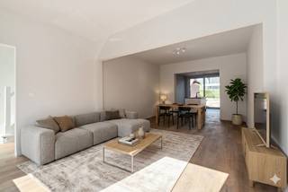 <p>Te koop: huis in de Ijzerstraat, Eeklo, gelegen in een gezellige straat nabij voorzieningen, scholen en openbaar vervoer.<br />Dit energiezuinige huis (EPC A) biedt een ruime woonkamer met open keuken, drie comfortabele slaapkamers. De woning beschikt over zonnepanelen en een tuin met terras, ideaal om te genieten van buitenmomenten. Achteraan is er een handige doorgang, perfect voor fietsen of tuinmateriaal. De ligging in een residentiële woonkern, dicht bij park, ziekenhuis en treinstation, maakt dit een praktische en aangename plek om te wonen.<br />Belangrijkste ruimtes:<br />• Ruime woonkamer met veel lichtinval en directe toegang tot de tuin<br />• Open keuken met keramische kookplaat, oven, vaatwasser, koelkast met vriesvak en ontbijthoek<br />• Drie slaapkamers, ideaal voor gezin of thuiswerk<br />• Badkamers met inloopdouche, toilet en wastafel<br />• Berging met aansluitingen voor wasmachine en droogkast<br />• Kelder voor extra opslag<br />• Tuin (110 m²) met terras en achterdoorgang<br />Troeven:<br />• Gezellige straat met 3 slaapkamers<br />• Dicht bij voorzieningen en scholen, achteraan doorgang<br />• Open keuken, ruime woonkamer, EPC A, zonnepanelen, tuin met terras<br />Neem vandaag nog contact op met je ERA-makelaar voor een bezoek.<br />JOUW DROOMHUIS. ZO GEVONDEN!</p>