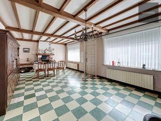 Deze ruime eigendom, gelegen langs de oude baan Gent-Kortrijk, beidt verschillende mogelijkheden :- het kan dienen als woonhuis, al dan niet in...