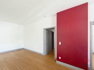 BRUSSEL: Tussen de Beurs en de Grote Markt, mooi appartement met 1 slaapkamer van ±71 m², gelegen op de 3e verdieping zonder lift. Het appartement is als volgt ingedeeld: woonkamer van ±30 m², ingerichte keuken (oven, kookplaten, afzuigkap, koelkast, vriezer en vaatwasser), toilet, badkamer met wasmachine, slaapkamer van ±15 m² en kelder nr. 3. Kosten: voorschot van 120 €/maand, inclusief koud water, gemeenschappelijke kosten en onderhoud van de verwarmingsketel. EPC D+. Beschikbaar vanaf 15/09/2026.<br /><br />
<p>On the 3rd floor, no elevator:</p>
<p></p>
<p>- Living room ±30m²</p>
<p>- Fully equipped kitchen (oven, stovetop, range hood, refrigerator, freezer, and dishwasher)</p>
<p>- Toilet</p>
<p>- Bathroom with washing machine</p>
<p>- Bedroom ±15m²</p>
<p></p>
<p>Storage unit n°3</p>