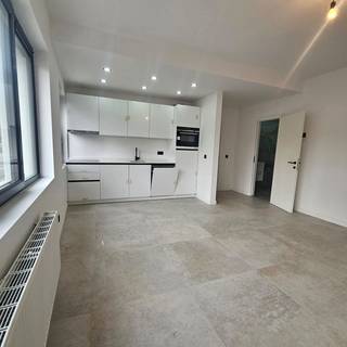 <p>Recent vernieuwd appartement van 63 m² met twee slaapkamers, ideaal gelegen in het hart van Edegem.<br /><br /></p>
<p>Welkom in dit volledig gerenoveerde (2024) appartementsgebouw met zes wooneenheden, centraal gelegen in Edegem. Het gelijkvloerse appartement verwelkomt u via een aangename en lichtrijke leefruimte die naadloos overgaat in een moderne, open keuken. Deze is uitgerust met een stijlvol composieten werkblad en kwalitatieve Siemens-toestellen.</p>
<p>Het slaapgedeelte omvat een ruime hoofdslaapkamer met toegang tot het terras (2 m²) en een tweede kamer die perfect dienst kan doen als logeerkamer of bureau. De badkamer is hedendaags afgewerkt met een inloopdouche, lavabo-meubel en toilet. Daarnaast beschikt het appartement over een praktische technische berging.</p>
<p>Tot slot is er een droge kelderberging inbegrepen.</p>
<p><strong>Troeven:</strong></p>
<ul>
<li>
<p>Energiezuinige HR condenserende ketel</p>
</li>
<li>
<p>Gunstige EPC-score (nieuw attest in opmaak)</p>
</li>
<li>
<p>lage gemeenschappelijke kosten</p>
</li>
<li>
<p>Dubbele beglazing in thermisch aluminium schrijnwerk</p>
</li>
</ul>
<p>Stedenbouwkundige inlichtingen: Vg, Wg, Gmo, Gvkr, Vv<br />EPC: 463 kWh/m²/jaar</p>