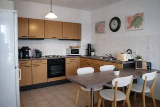 Prachtig appartement te huur in Lokeren, gelegen aan de Oude Bruglaan met een schitterend uitzicht op het Molsbroek. Dit appartement biedt een aangename woonomgeving en heeft veel te bieden.<br /><br />Bij binnenkomst vind je een inkomhal die leidt naar de ruime en lichte woonkamer en ingerichte keuken, die is voorzien van parketvloeren. Daarnaast is er een berging waar je extra opslagruimte hebt.<br /><br />Het appartement beschikt over een recent vernieuwde badkamer. Verder zijn er twee slaapkamers met laminaatvloeren, wat zorgt voor een warme en comfortabele sfeer.<br /><br />Een terras biedt de mogelijkheid om buiten te ontspannen en te genieten van het prachtige uitzicht op het Molsbroek. Daarnaast is er ook een autostaanplaats beschikbaar, zodat je je voertuig veilig kunt parkeren.<br /><br />Het appartement is beschikbaar vanaf 07/2026. De huurprijs bedraagt €850 per maand, en er zijn vaste kosten van €50 per maand.<br /><br />Als je geïnteresseerd bent in dit appartement en meer informatie wilt ontvangen of een bezichtiging wilt regelen, aarzel dan niet om contact met ons op te nemen.
