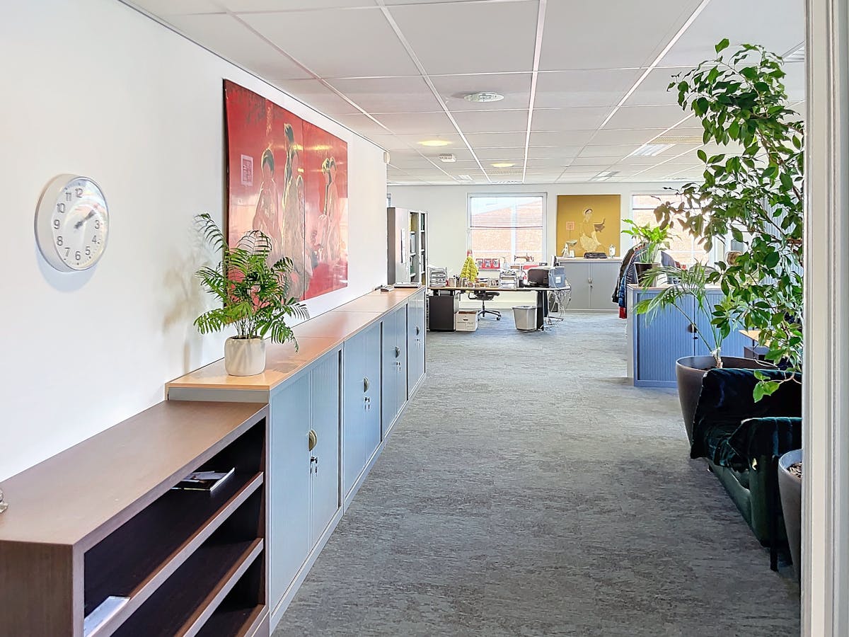 Rented office of 444m² with 10 car parks - photo 5