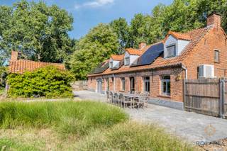 Boek nu je bezoek via www.polares.euGeniet van de charme en rust van het buitenleven in deze karaktervolle langgevelhoeve, idyllisch gelegen aan een...