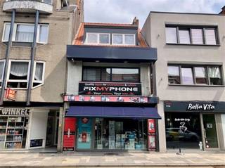 <p><span>Dit handelseigendom met bovengelegen woonst ligt pal in het centrum van Ekeren en wordt momenteel verhuurd (huuropbrengst = € 800), recent werd het dak en de cv-ketel vernieuwd, op het gelijkvloers bevindt zich de winkel met berging, bureel en toilet (ca. 100 m²) alsook een koertje, boven de winkel (geen aparte inkom) komen we in het woongedeelte bestaande uit een woonkamer, eenvoudige keuken, toilet, 2 slaapkamers en een ruimte met douche, e-peil = C</span></p>