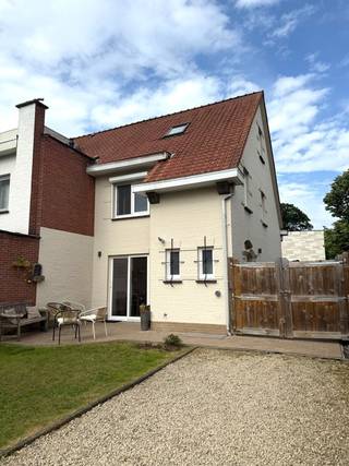 Zet jij de deur van je hart wagenwijd open voor deze charmante woning in het centrum van Schilde? Kom binnen in de inkomhal met afzonderlijk toilet en berging voor wasmachine &amp; droogkast, woonruimte met volledig ingerichte keuken in L-vorm &amp; droge voorraadkelder (ca. 9 m²).<br />Verdiep met 2 ruime slaapkamers (ca. 12,5 - 13,5 m²) en overloop met dressingmogelijkheid, douchekamer met dubbele wastafel in meubel, toilet &amp; douche.<br />Vaste trap naar zolderverdieping met mooie open ruimte tot in de nok die dienst kan doen als slaapkamer of buro.<br />Gezellig terras aan keuken, afgesloten tuin en ruime garageberging met automatische poort. Beschikbaar per 1 oktober.<br />Afspraken voor een bezichtiging op 19/06 vanaf 14u via winny.cuypers@consensus.be<br />EPC 285 kWh/m² - UC 1966132<br /> 