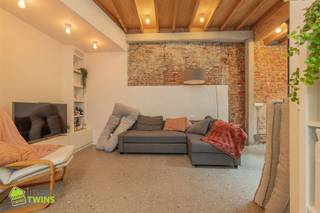 Deze centraal gelegen architecturale woning met een bewoonbare oppervlakte van 139m², beschikt over een trendy industriële inrichting, een patio...