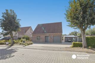 In de Pastoriestraat 33 in Oudenburg staat een vrijstaande woning die haar jaren met de nodige charme draagt. Geen doorsnee nieuwbouwverhaal, maar een woning met karakter, ruimte en een landelijke setting. Vanuit de woning kijkt u uit over een open landschap, terwijl de ruime en lichtrijke living zorgt voor een aangename leefomgeving. Met drie slaapkamers, een ruime zolder en heel wat bergruimte is er bovendien plaats genoeg voor het dagelijkse leven én alles wat daar stilletjes bij komt kijken.<br /><br />Ruimte zit hier niet alleen in de vierkante meters<br /><br />De woning is praktisch opgevat en biedt meer opbergruimte dan u op het eerste gezicht zou verwachten. Zowel binnen als in de tuin is er voldoende plaats om spullen, materiaal en hobby’s een eigen stek te geven. De ruime zolder vormt daarbij een extra troef: een ideale plek voor stockage. De vrijstaande ligging geeft bovendien een gevoel van ademruimte dat vandaag niet vanzelfsprekend is. Hier krijgt u geen woning die zich opdringt, maar eentje die mogelijkheden laat.<br /><br />Jaren op de teller, maar geruststellend op papier<br /><br />Hoewel deze woning duidelijk al wat levenservaring heeft, komt ze verrassend sterk uit de energetische en veiligheidscontrole. Met een EPC-label B is de woning energetisch uitstekend gewaardeerd voor haar leeftijd. Ook op het vlak van asbest is er duidelijkheid: de woning is asbestveilig. Dat maakt het verhaal bijzonder interessant voor wie op zoek is naar de charme en degelijkheid van een oudere woning, zonder daarbij blind in een onzeker avontuur te stappen. Een landelijke thuis met karakter, uitzicht en ruimte — maar tegelijk met enkele belangrijke geruststellingen op zak.