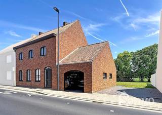 <h1><span>Halfopen woning op ruim perceel van 2.424 m² in Langemark</span></h1><h1><span>Bent u op zoek naar een woning met ruimte en tal van mogelijkheden? Dan is deze halfopen bebouwing in Langemark zeker een bezoek waard.</span></h1><h1><span>Deze te renoveren woning is gelegen op een uitzonderlijk ruim perceel van </span><span>2.424 m²</span><span> en bevindt zich op </span><span>wandelafstand van het centrum</span><span>, waardoor u geniet van een rustige ligging met alle voorzieningen binnen handbereik.</span></h1><h1><span>De woning beschikt over een private oprit, </span><span>inpandige garage </span><span>en </span><span>grote</span><span>, </span><span>landelijk tuin </span><span>met vergezichten </span></h1><h1><span>Gelijkvloers</span><span>: </span></h1><h1><span>inkom, </span><span>woonkamer </span><span>met zithoek, </span><span>keuken </span><span>met toegang naar de tuin, </span><span>badkamer</span><span>, </span><span>bureauruimte</span><span>/slaapkamer en </span><span>kelder</span><span>.</span></h1><h1><span>1e verdieping</span><span>: </span></h1><h1><span>ruime nachthal, </span><span>4 slaapkamers</span><span> en </span><span>zolder </span><span>met mogelijkheid tot creëren van extra kamers.</span></h1><h1><span>Dankzij het ruime perceel biedt deze eigendom heel wat kansen voor wie op zoek is naar extra buitenruimte, een gezinswoning op maat wil creëren of een renovatieproject met potentieel zoekt.</span></h1><h1><span> </span></h1><h1><span> </span></h1>
