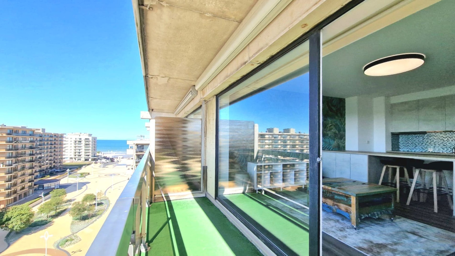 COMPLEET GERENOVEERDE STUDIO MET SLAAPHOEK EN ZONNETERRAS EN ZIJDELINGS ZEEZICHT GELEGEN OP DE PRACHTIGE LEOPOLD I ESPLANADE TE DE PANNE - foto 1