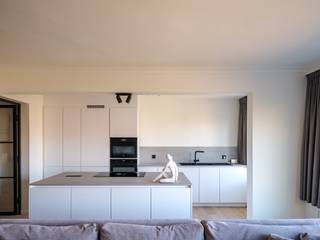 <em>Ruim en lichtrijk 3 slpk appartement met terras nabij het station Gent-Sint-Pieters</em><br /><br />Dit appartement, gelegen op de 5de verdieping, onderscheidt zich door zijn <strong>ruimtelijkheid, praktische indeling en algemene afwerking</strong>. Bijkomende troef is de nabijheid van het <strong>station Gent-Sint-Pieters</strong> en het <strong>Citadelpark</strong> op wandelafstand.<br /><br />Het 3 slpk appartement werd <strong>gerenoveerd in 2021</strong>, <strong>een totaalrenovatie met stijlvolle en tijdloze accenten</strong>. De zwarte stalen binnendeuren, houten vloeren, grote raampartijen en open volumes zetten de toon. Het appartement heeft <strong>een oppervlakte 120m2 en beschikt over een praktische indeling</strong>. De grote ramen, open volumes en ruime hal zorgen voor <strong>een gevoel van ruimte doorheen het appartement</strong>.<br /><br />We betreden het appartement via <strong>de inkomhal met ruime vestiairekast</strong>. Aan <strong>de voorzijde werden de ruimtes opengetrokken</strong> en samengevoegd tot <strong>één groot geheel</strong>. Deze prachtige ruimte geeft plaats aan <strong>de eetplaats, woonkamer en keuken</strong>. De<strong> open keuken met royaal keukeneiland</strong> beschikt over veel bergruimte en werd voorzien van alle toestellen. <br /><br />Centraal vinden we een apart toilet en <strong>de badkamer, met ligbad en regendouche</strong>. Aan de achterzijde vinden we <strong>3 slaapkamers</strong>. Twee identieke slaapkamers van 10m2 en een hoofdslaapkamer van 17m2. Via de ruimste slaapkamer heeft men ook toegang tot<strong> het terras over de volledige breedte van het appartement</strong> . Het appartement beschikt ook over <strong>een privatieve kelderberging</strong> en er is de mogelijkheid tot het bijkopen van een handige staanplaats op de gemeenschappelijke binnenplaats.<br /><br /><strong>De ideale investering en woonplaats door de nabijheid van het station, zijn volume en afwerking.</strong>