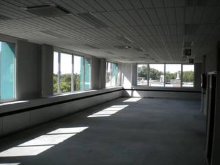 Mooie recent gerenoveerd kantoor gebouwen met veel lichtinval. Het kantoorgebouw is zeer flexibel in te delen, zowel polyvalente ruimte als...