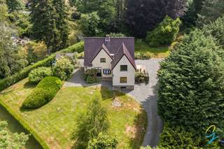 Dit charmant huis met grote tuin is gelegen op een unieke locatie in Geraardsbergen. Aan de stadsrand en dichtbij scholen en winkels, in een oase van groen op een zeer gewilde locatie - ONTDEK DE MOGELIJKHEDEN VAN AI VIA ONZE WEBSITE: www.cornelis-goeman.be<br /><br />Het huis heeft een statige inkomhal met gemakkelijke trap naar boven. Via de inkomhal kom je in de ruime living met veel lichtinval en een parketvloer met houtkachel, de living werd reeds nieuw geverfd. De keuken is ingericht met vaatwas, kookplaat en dampkap, oven, frigo. Er is centrale verwarming op mazout maar in de keuken staat nog een aangenaam kolenkacheltje.<br />Er is een apart toilet in de inkomhal.<br /><br />Op het eerste verdiep bevinden zich 3 ruime slaapkamers met aangename parketvloer en een badkamer en apart toilet.<br />De kamers werden reeds geschilderd met unieke techniek, 1 slaapkamer heeft ook een lavabo. De 2 andere kamers hebben een mini-dressing.<br />De badkamer is aan vernieuwing toe.<br /><br />Het huis is volledig onderkelder en heeft verschillende mogelijkheden.<br /><br />De tuin is zeer uniek en origineel met aangenaam terras aansluitend op living. Verder is er nog een garage met opbergruimte.<br /><br />Automatische zonnewering (boven terras) aan schuifraam in living.<br /><br />EPC D, elektriciteit werd recent vernieuwd en is conform, asbestveilig.<br /><br />Meer info of een bezoek: Isabelle 0498/10.69.56 of isabelle@cornelis-goeman.be
