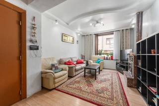 Op een steenworp van Bordet ontdekt u deze prachtige alleenstaande woning gelegen in Evere, in het hart van een rustige en aangename woonwijk. De gunstige ligging stelt u in staat te genieten van een rustige leefomgeving terwijl u zich toch op korte afstand bevindt van het openbaar vervoer, scholen, winkels en alle dagelijkse voorzieningen.<br /><br />Met een oppervlakte van meer dan 200 m² overtuigt deze eigendom door zijn uitzonderlijke volumes, lichtinval en de talrijke indelingsmogelijkheden die het biedt. Het gelijkvloers bestaat uit een ruime, lichtovergoten woonkamer, open naar een keuken met eetplaats. Daarnaast vindt u er een veranda, ideaal als ontspanningsruimte of met de mogelijkheid de keuken naar wens uit te breiden. Buiten verlengt een groot terras de leefruimtes en geeft toegang tot een prachtige zuidgerichte tuin van ongeveer 100 m², perfect om van de mooie dagen te genieten.<br /><br />Twee trappen, aan weerszijden van het huis, geven toegang tot de eerste verdieping. Deze verdieping omvat een grote slaapkamer en een lange gang die leidt naar een tweede slaapkamer met een eigen badkamer met jacuzzi, wat een echte wellnessruimte biedt.<br /><br />Op de tweede verdieping vindt u nog twee grote slaapkamers, een badkamer en een ruimte die gemakkelijk kan worden ingericht als bureau, speelkamer of dressing, afhankelijk van uw behoeften.<br /><br />Tot slot herbergt het bovenste niveau nog een extra slaapkamer die de vele ruimtes van deze woning op harmonieuze wijze aanvult.<br /><br />Deze woning vormt een zeldzame opportuniteit voor een gezin op zoek naar grote ruimtes, veel lichtinval en een pand met talrijke indelingsmogelijkheden. Ze is ook uitermate geschikt voor een investeerder die een eigendom met sterke potentie wil verwerven in een gegeerde buurt.<br /><br />