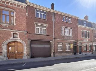 <h1><span>Zeer ruime karaktervolle woning midden in het historische stadscentrum van Ieper</span></h1><h1><span> </span></h1><h1><span>Deze verborgen parel op 431m² met maar liefst 217m² bewoonbare oppervlakte is ingedeeld als volgt:</span></h1><h1><span> </span></h1><h1><span>Gelijkvloers</span><span>:</span></h1><h1><span>Indrukwekkende </span><span>inkomhal</span><span>, </span><span>zithoek </span><span>en </span><span>eetplaats </span><span>met aansluitend de lichtrijke </span><span>keuken </span><span>met zicht op de tuin,</span></h1><h1><span>toegang tot de </span><span>ruime garage </span><span>met automatische poort. boven de volledige garage is een </span><span>atelier</span><span> (voormalige koffiebranderij) over de drie verdiepingen.</span></h1><h1><span>Achteraan de garage is een extra </span><span>bergruimte </span><span>die toegang biedt tot de </span><span>Zuidgerichte tuin.</span></h1><h1><span>Deze prachtige tuin beschikt over een </span><span>terrasgedeelte</span><span>, apart </span><span>toilet</span><span>, overdekte </span><span>bergruimte</span><span>, serre en poortje met </span><span>uitweg naar achter</span><span>.</span></h1><h1><span>Er is tevens een droge </span><span>kelder </span><span>aanwezig.</span></h1><h1><span> </span></h1><h1><span>1e verdieping:</span></h1><h1><span>Apart </span><span>toilet</span><span>, </span><span>badkamer </span><span>met ligbad en lavabomeubel, nachthal en </span><span>2 </span><span>ruime </span><span>slaapkamers</span><span>.</span></h1><h1><span> </span></h1><h1><span>2e verdieping:</span></h1><h1><span>nachthal en opnieuw </span><span>2 </span><span>zeer ruime </span><span>slaapkamers </span><span>en </span><span>zolder</span><span>.</span></h1><p><span>GEEN Renovatieplicht --> geïnventariseerd erfgoe</span><span>d</span></p>