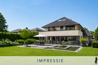 <strong>Eigentijdse villa op ca. 1.246 m² in een fijne woonwijk gelegen te Brasschaat!</strong><br /><br /><strong>Gelegen in de geliefde Bloemaard, een rustige en bijzonder aangename buurt in Brasschaat. Deze straten staan bekend om hun groene omgeving, het veilige karakter en de prettige woonbeleving. Een echte toplocatie waar wonen gelijkstaat aan genieten van rust en comfort, met alle voorzieningen binnen handbereik.</strong><br /><br /><strong>De gelijkvloerse verdieping:</strong><br />- Een <strong>inkomhal </strong>op tegelvloer met vestiaire, gastentoilet en handenwasser<br />- Een <strong>woonkamer </strong>op tegel met <strong>gashaard </strong>en aanpalende <strong>eetkamer</strong>, <strong>grote raampartijen</strong> met zicht op de tuin en schuifraam naar het terras<br />- Een <strong>leefkeuken </strong>met centraal <strong>kookeiland</strong>, inbouwtoestellen (Pelgrim oven, kookvuur, dampkap, dubbele lavabo, vaatwasser), ontbijthoek met schuifraam naar het terras en overvloedig lichtinval<br />- Een <strong>bijkeuken </strong>met aansluiting voor wasapparatuur, lavabo, ingemaakte kasten en deur naar de tuin (tweede ingang)<br />- Een <strong>inpandige garage</strong> met dubbele sectionaalpoort, extra aansluitingen voor wasapparatuur, ingemaakte kasten<br />- Een ondergrondse <strong>kelder </strong>ideaal als extra bergruimte met toegangsdeur en trap naar de begane grond<br /><br /><strong>De eerste verdieping:</strong><br />- Middels glazen trap naar een nachthal op laminaat <br />- Een <strong>hoofdslaapkamer </strong>op laminaat, schuifraam naar het dakterras <br />- Een aanpalende <strong>hoofdbadkamer </strong>met dubbele lavabo, ligbad, inloopdouche, toilet en bidet<br />- Een <strong>tweede en derde slaapkamer </strong>eveneens op laminaat<br />- Een <strong>douchekamer </strong>met inloopdouche, lavabo en toilet<br /><br /><strong>De tweede verdieping:</strong><br />- <strong>Polyvalente ruimte</strong> op laminaat, momenteel ingericht als fitness<br />- <strong>Berging </strong>die fungeert als extra dressing<br />- <strong>Technische ruimte</strong> met o.a. de verwarmingsketel (Vaillant)<br /><br /><strong>De tuin:</strong><br />- <strong>Meerdere terrassen</strong><br />- Een volledig <strong>omheinde </strong>noordoost georiënteerde tuin met automatische poort<br />- <strong>Vijver</strong><br /><strong>- Fietsen -en en tuinberging</strong><br /><strong>- Sproei-installatie</strong><br /><br /><strong>Algemeen</strong><br />- Verwarming op gas d.m.v. <strong>radiatoren</strong> en <strong>vloerverwarming<br /></strong>- blanco elektriciteitsattest<br />- <strong>Airconditioning </strong>in de hoofdslaapkamer<br /><strong>- Elektrische zonneschermen</strong><br />- <strong>Alarmsysteem </strong>aanwezig<br />- <strong>Zonnepanelen </strong>aanwezig<br />- <strong>Videofonie</strong><br /><strong>- Vlotte en logische indeling</strong><br />- <strong>Instapklaar</strong>, met oog voor degelijk onderhoud<br /><strong>- Meubels zijn ter overname</strong><br />- Gelegen in één van de <strong>rustigste </strong>en <strong>fijnste residentiële wijken </strong>in Brasschaat, in de nabijheid van <strong>beschermde natuurgebieden</strong>, op <strong>fietsafstanden van scholen</strong><br />- Goede verhouding van het perceel met <strong>mooie straatbreedte</strong>