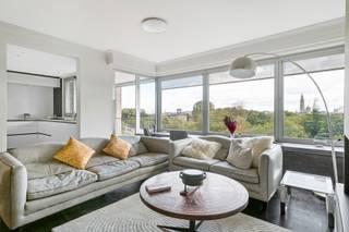 Luxe appartement met uniek zicht over Antwerpen!De ruime leefruimte geniet van veel lichtinval dankzij de grote glazen ramen die tegelijk een...