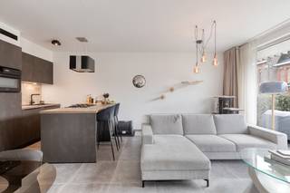 Recent gelijkvloers appartement te koop in residentie Fleur de Lin in het centrum van Wielsbeke. Dit energiezuinig appartement met 1 slaapkamer...