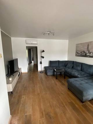 Dit instapklare appartement bevindt zich in een kleinschalig en rustig gebouw met slechts vijf appartementen. Dankzij de ligging in een doodlopende straat geniet je hier van maximale privacy en minimale verkeersdrukte.<br /><br />Binnenin vind je een ruime leefruimte met grote ramen, waardoor het appartement de hele dag door baadt in het licht. De twee volwaardige slaapkamers bieden voldoende ruimte voor een gezin, thuiswerk of logeerkamer. Het appartement wordt dankzij 2 airco's verwarmd in de wintermaanden en gekoeld in de zomermaanden.<br /><br />De badkamer is praktisch ingericht met bad en douche + elektrische verwarming. Het toilet bevindt zich in een aparte ruimte. Het appartement beschikt bovendien over een aparte berging, ideaal voor wasmachine, voorraad of extra opbergruimte.<br /><br />Aansluitend vind je een gezellig terras in de ochtendzon, perfect voor een rustige avond of wat frisse buitenlucht zonder het gebouw te verlaten.<br /><br />Achter het gebouw bevindt zich een privégarage, inbegrepen in de verkoop — een grote troef in deze buurt.