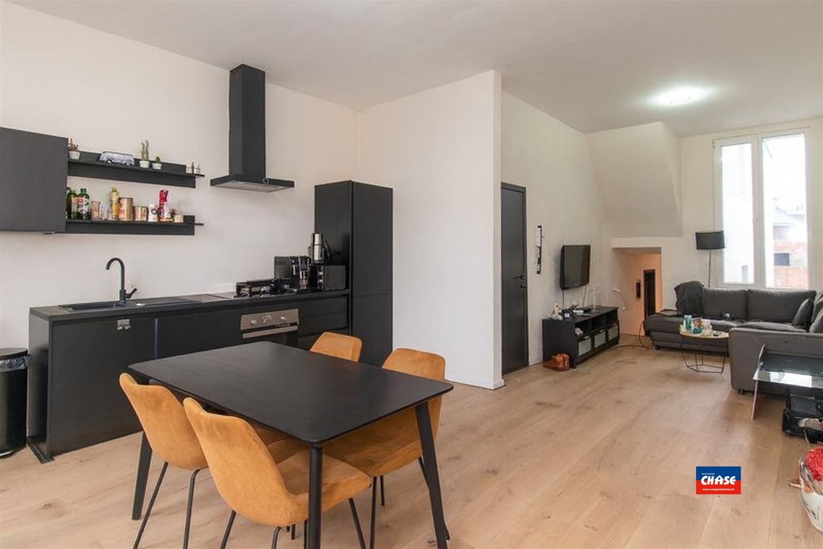 Gerenoveerd appartement met 2 slaapkamers - foto 1