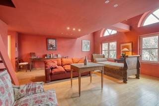 Op een steenworp van het Koningin Astridpark, in de Jozef Suvéestraat, bevindt zich dit unieke appartement met twee slaapkamers.<br /><br />Bij het binnenkomen valt direct de indrukwekkende lichtinval op. De royale leefruimte geniet van grote raampartijen die de zon rijkelijk binnenlaten en een fijn zicht bieden op de Brugse omgeving. <br /><br />Indeling van het appartement:<br /><br />Tweede verdieping:<br />° inkomhal met gastentoilet.<br />° lichtrijke leefruimte<br />° mezzanine boven de leefruimte<br />° keuken<br />° twee slaapkamers<br />° dressing of bureau ruimte<br />° badkamer voorzien van een ligbad en lavabomeubel.<br /><br />Een uniek appartement in het hart van Brugge met een speels ruimtegevoel dankzij de mezzanine. De toplocatie nabij de Vismarkt maken dit de perfecte opportuniteit voor wie onmiddellijk wil genieten van al het moois dat de binnenstad te bieden heeft.<br /><br />Hoewel het appartement momenteel onder de renovatieverplichting valt, is een aanzienlijke energetische opwaardering eenvoudig haalbaar. Uit simulaties blijkt dat door het vervangen van de huidige elektrische accumulatoren door een moderne warmtepomp, het EPC-label direct kan worden opgekrikt. Voor meer informatie over dit project of de energetische mogelijkheden kunt u uiteraard altijd contact met ons opnemen.<br /><br />Dit pand is onderworpen aan de renovatieverplichting van de Vlaamse overheid voor residentiële gebouwen (behoudens bij sloop binnen 6 jaar na de aankoop). Consulteer voor meer informatie de website van het Vlaams Energie- en Klimaatagentschap via https://www.vlaanderen.be/een-woning-kopen/renovatieverplichting-voor-residentiele-gebouwen<br /><br />Bestuursmaatregelen in het maatregelenregister: nee