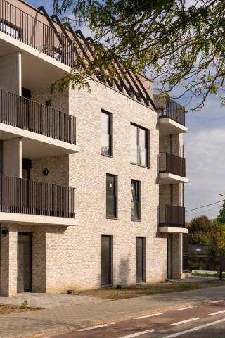 Project Louah is een modern nieuwbouwproject met 19 appartementen verdeeld over 3 verdiepingen. Er zijn appartementen met 1, 2 of 3 slaapkamers. Allemaal beschikken ze over een terras en de gelijkvloersappartementen hebben ook nog een klein privaat tuintje. Er is een ondergrondse parkeergarage met autostaanplaatsen en kelderbergingen. Elk appartement dient een parking en berging bij aan te kopen. Kopers kunnen genieten van 6% BTW indien ze aan de voorwaarden voldoen.<br />Dit appartement van 91m² omvat 2 slaapkamers, een terras van 16m² en een tuintje van 9m².<br />Via onze contacten in de bankwereld kan er een 100% financiering gebeuren (inclusief de volledige BTW tot 21%, exclusief beschrijfkosten op grondgedeelte).