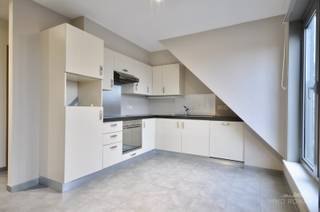 Dit appartement is gelegen op het dorpsplein in het centrum van Ruien. Het appartement bestaat uit een leefruimte, geïnstalleerde keuken, toilet en berging/wasplaats. Boven bevinden zich 2 slaapkamers en badkamer. Mooi terras (12m2).<br />Berging + gemeenschappelijke berging op het gelijkvloers.<br />Parkeerplaats.<br /><br />Huurprijs inclusief gemeenschappelijke kosten.<br /><br />Interesse? Contacteer Immo Roman, gsm 0472 35 92 86