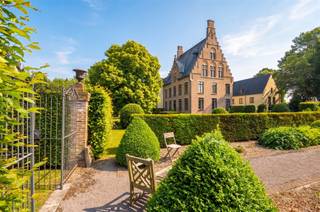 <p>Gelijkvloerse vernieuwde assistentieflat met terras op exclusief 17de eeuws kasteeldomein in het pittoreske Brugge</p><p><strong>Niet kleiner wonen. Wel rijker leven.</strong><br />Sommige woningen kiest u omwille van hun ruimte. Andere omwille van hun ligging. En heel soms vindt u een plek waar vooral de <strong>manier van leven</strong> het verschil maakt.<br />Welkom in <strong>Residentie Ter Walle.</strong> Een bijzonder groene en karaktervolle woonomgeving op een boogscheut van het historische Brugge, waar zelfstandig wonen, persoonlijke service en een warm familiaal karakter op een vanzelfsprekende manier samenkomen.</p><p>Hier bevindt zich deze volledig vernieuwde gelijkvloerse assistentieflat, prachtig gelegen met zicht op de parktuin.<br />Een woning voor wie niet noodzakelijk kleiner, maar vooral beter wil wonen.</p><p><strong>Indeling gelijkvloers </strong></p><ul><li>Inkomhal met toilet (hangtoilet) met inbouwkasten</li><li>Open leefruimte met smaakvolle kitchenette (voorzien van kookplaat, dampkap, koelkast en wasbak) en rechtstreeks toegang tot het terras</li><li>Slaapkamer met en-suite badkamer</li><li>En-suite badkamer (wasbak, badkamermeubel en douche)</li></ul><p><strong>Bijkomende troeven </strong></p><ul><li>Recent smaakvol vernieuwd en voorzien van maatwerkkasten</li><li>Nieuwe vloer en gordijnen</li><li>Goedgekeurde electriciteit</li><li>Gunstig EPC-label - B</li><li>Asbestveilig-attest</li><li>Gunstige ligging op 15 km van Blankenberge en 20 km van Knokke </li></ul><p><strong>Het park als verlengde van uw woning</strong><br />Van zodra u binnenstapt, valt het licht op.<br />De leefruimte opent zich naar het zonnige terras en het omliggende groen. Uw uitzicht? Water, bomen en de fraai aangelegde parktuin van de residentie. Geen inkijk en geen drukte, maar een aangenaam gevoel van ruimte en privacy.<br />Ook binnen werd alles met zorg vernieuwd. De inkomhal beschikt over een ingemaakte vestiaire en gastentoilet. De kitchenette werd eigentijds en praktisch ingericht en sluit mooi aan op de leefruimte. De comfortabele slaapkamer geniet eveneens van veel natuurlijk licht en beschikt over een aansluitende, modern afgewerkte douchekamer. Keuken, badkamer en maatkasten werden vernieuwd. Verhuizen, inrichten en genieten. Meer hoeft het niet te zijn.</p><p><strong>De luxe van vrijheid</strong><br />Misschien is dat wel de grootste kwaliteit van wonen in Ter Walle: u behoudt de volledige vrijheid over uw eigen leven.<br />U woont zelfstandig, in uw eigen woning en volgens uw eigen ritme. Een ochtendwandeling door het park, lunchen in de stad, familie ontvangen of rustig thuisblijven: u bepaalt het helemaal zelf. Tegelijk hoeft u niet meer alles zelf te doen.<br />Er is 24/7 permanentie, huishoudelijke hulp kan worden voorzien en dankzij de eigen kok kunt u genieten van een verzorgde maaltijd wanneer u daar zin in heeft.<br />Service is hier geen verplichting, maar een comfort.<br />Alles kan. Niets moet.</p><p><strong>Persoonlijk, warm en familiaal</strong><br />Ter Walle onderscheidt zich bovendien door zijn familiale karakter.<br />Geen grootschalige of anonieme omgeving, maar een residentie waar persoonlijk contact en een warme sfeer centraal staan. Het karaktervolle kasteeltje vormt het hart van het domein en biedt ruimte voor ontmoeting, een goed gesprek of samen tafelen.<br />U zoekt het gezelschap op wanneer u daar zin in heeft. En trekt zich net zo gemakkelijk terug in de privacy van uw eigen woning.<br />Die combinatie van vrijheid, geborgenheid en persoonlijke aandacht maakt wonen hier bijzonder.</p><p><strong>Brugge dichtbij, het groen aan uw voeten</strong><br />En dan is er nog de ligging. Terwijl u thuis vooral rust en groen ervaart, bevindt het historische centrum van Brugge zich op korte afstand. Ook winkels, apotheek, banken en grootwarenhuizen zijn vlot bereikbaar. U hoeft dus niet te kiezen tussen rustig wonen en het comfort van de stad. Hier krijgt u beide.</p><p><strong>Meer tijd voor wat ertoe doet</strong><br />Misschien is dát uiteindelijk de ware luxe van deze plek. Niet langer alles moeten onderhouden. Niet iedere dag hoeven koken. Weten dat er iemand aanwezig is wanneer dat nodig mocht zijn. Maar bovenal de vrijheid behouden om uw leven te leiden zoals u dat zelf wenst.</p><ul><li><strong>Een parktuin zonder het onderhoud.</strong></li><li><strong>Een kok zodat u eventueel niet zelf hoeft te koken, indien u dat wenst.</strong></li><li><strong>Ondersteuning zonder uw zelfstandigheid op te geven.</strong></li><li><strong>Gezelschap zonder uw privacy te verliezen.</strong></li></ul><p>Dat is Ter Walle.<strong> Niet kleiner wonen. Wel rijker leven.</strong><br />Met meer comfort. Meer vrijheid. Meer rust.<br />En vooral: meer tijd om te genieten van wat écht belangrijk is.<br />De assistentieflat is <strong>geschikt voor eigen bewoning en kan eveneens worden verhuurd, waardoor ze ook interessant is als investering.</strong><br />Voor de basisdienstverlening van de residentie wordt een maandelijkse bijdrage aangerekend.</p><p>Disclaimer :<br />Om de mogelijkheden van de woning beter te tonen, werden bepaalde ruimtes digitaal ingericht. De weergegeven meubels en decoratie dienen uitsluitend ter inspiratie.<br /><br /><span>Disclaimer :</span><br /><span>Deze verkoopinformatie is met zorg samengesteld om een zo volledig mogelijk beeld te geven van het aangeboden object. Aan de inhoud kunnen echter geen rechten worden ontleend. Alle gegevens, prijzen en illustraties zijn indicatief en kunnen zonder kennisgeving worden gewijzigd.</span> </p>