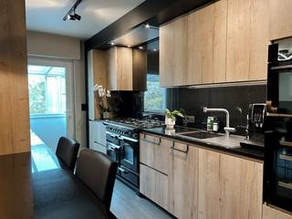 Instapklare gezinswoning (2006) met EPC B, inpandige garage, hoogwaardige Dovy-keuken (2021) en prachtige tuin met pergola (28m²). Beschikt over 3 slaapkamers en een enorme zolder van 70m² met tal van uitbreidingsmogelijkheden. Geen renovatieplicht en asbest-vrij!<br /><br />BEZOEKDAGEN: Op afspraak ZATERDAG 4 JULI en ZONDAG 5 JULI 2026(0497 05 32 15°<br /><br />Energiezuinige woning zonder renovatieplicht in het centrum van Machelen, vlak bij het park, scholen, winkels en openbaar vervoer. Vlotte verbinding met de E19, Brussel en de luchthaven. Bewoonbare oppervlakte van 160m² op een perceel van 320m².<br /><br />Gelijkvloers: Inkomhal met gastentoilet. Lichtrijke leefruimte aansluitend op een hoogwaardige Dovy-keuken (2021) met topklasse toestellen (Falcon-fornuis, wijnkoeler, vaatwasser, extra oven, grote koelkast). Praktische berging en inpandige garage met automatische poort.<br /><br />Tuin & Buitenruimte (Zuid-Oost): Zonnige tuin (190m²) met optimale privacy. Voorzien van ruim terras, prachtige pergola (28m²) met ingebouwde verlichting en zonnewering, tweede loungeterras achteraan en groot tuinhuis.<br /><br />1ste verdieping: 3 ruime slaapkamers (12m², 12m² en 17m²), apart toilet en badkamer met dubbele lavabo, inloopdouche en ligbad.<br /><br />Zolder (70m²): Recent geïsoleerde zolderverdieping met uniek potentieel (extra slaapkamers of master suite). Voorzieningen voor een vaste trap zijn reeds aanwezig.<br /><br />Verkoopvoorwaarden: Aangeboden met een "Bieden vanaf"-prijs van € 499.000. Elk bod vanaf dit bedrag wordt overwogen. Deze prijs is een uitnodiging tot het doen van een bod en is niet bindend voor de verkopers. De eigenaars behouden zich het recht voor elk bod al dan niet te aanvaarden.